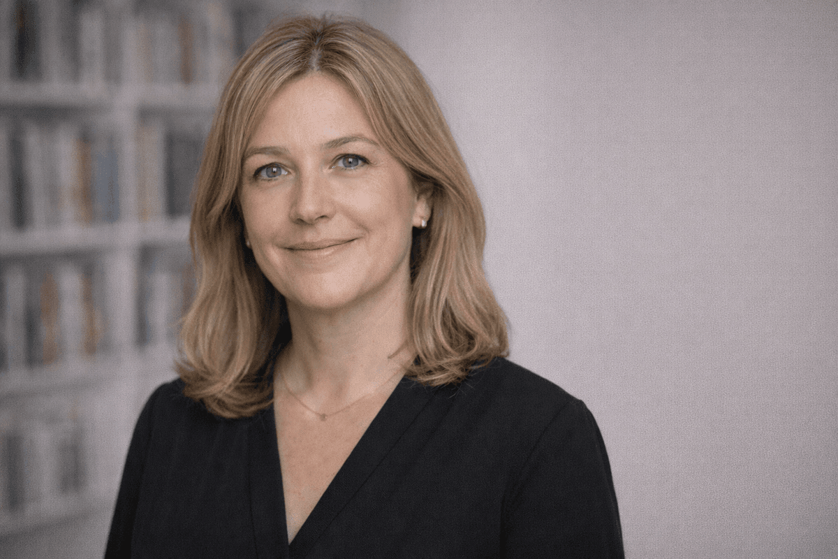 Publisher in front of a bookshelf